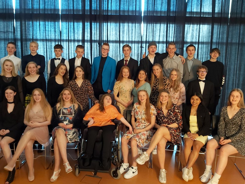 Í dag útskrifuðust 30. nemendur úr Naustaskóla. Á myndinni má sjá þennan glaðværa hópa fagna áfangan…