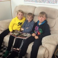 Gott að glugga í bók í rólegheitunum..