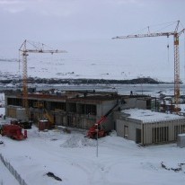 Skólinn í byggingu síðla vetrar 2009