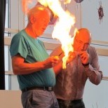 Ágúst skólastjóri var fenginn upp á svið til að prufa eina tilraun