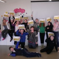 Þátttakendur með viðurkenningaspjöldin sín