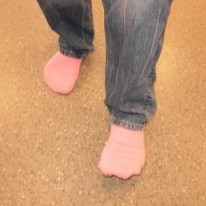 Hver ætli eigi þessar bleiku tær?