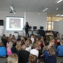 Gerður Kristný spjallar við nemendur