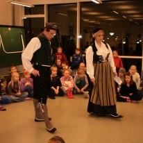 Þjóðdansar og þjóðbúningar