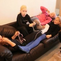 Nemendur láta fara vel um sig í textílmennt..