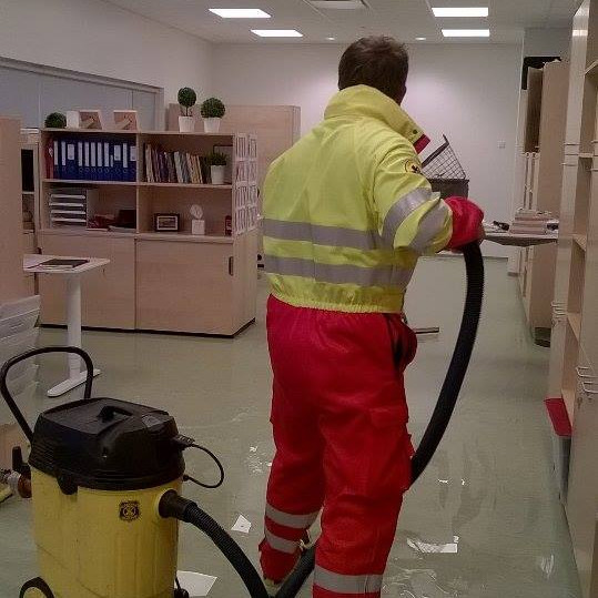 Slökkvilið að hreinsunarstörfum