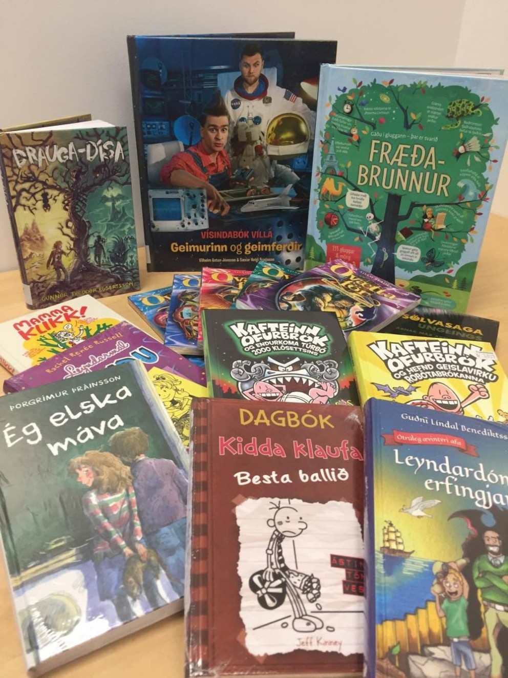 Bókagjöf frá foreldrafélaginu.