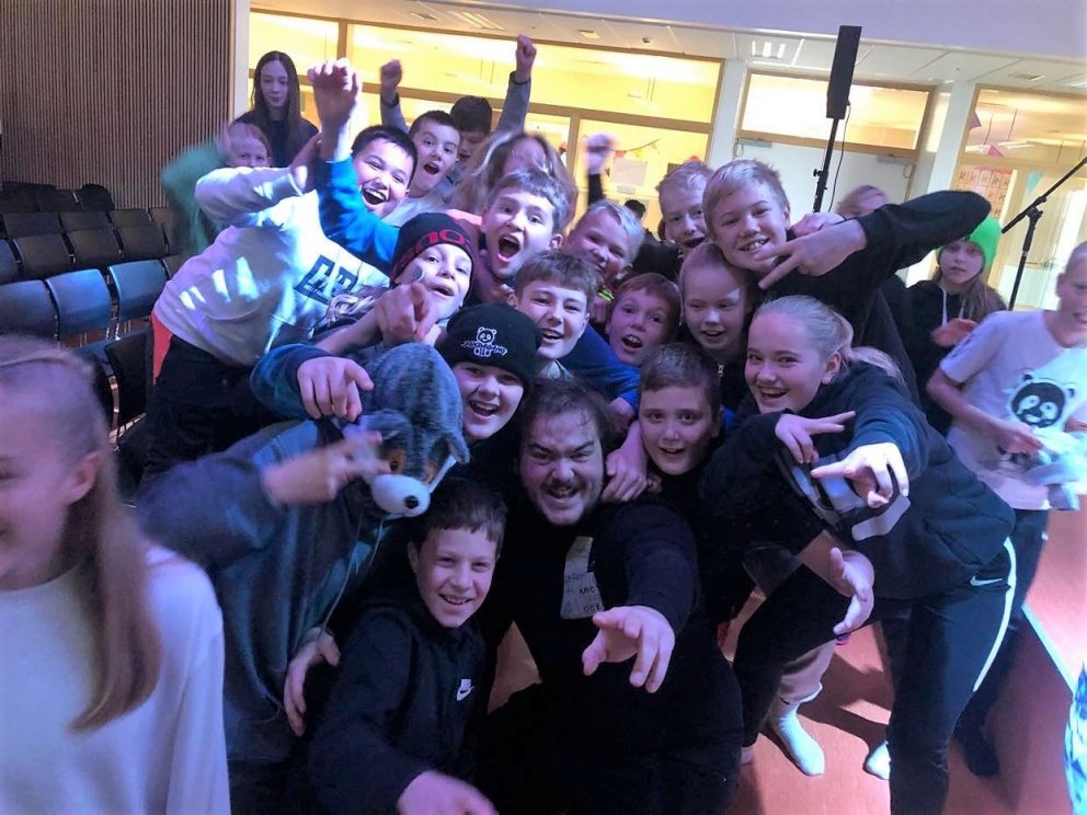 Glaðir krakkar ásamt Villa Neto sem tók þátt í fræðslunni.