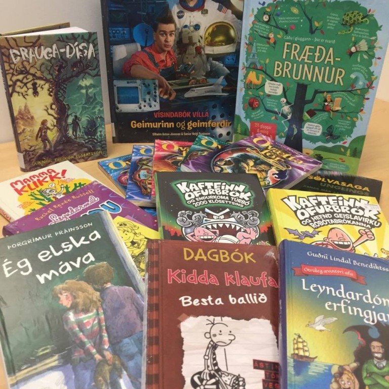 Bókagjöf frá foreldrafélaginu.