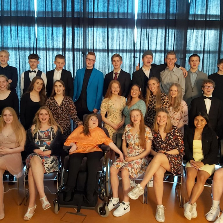 Í dag útskrifuðust 30. nemendur úr Naustaskóla. Á myndinni má sjá þennan glaðværa hópa fagna áfangan…