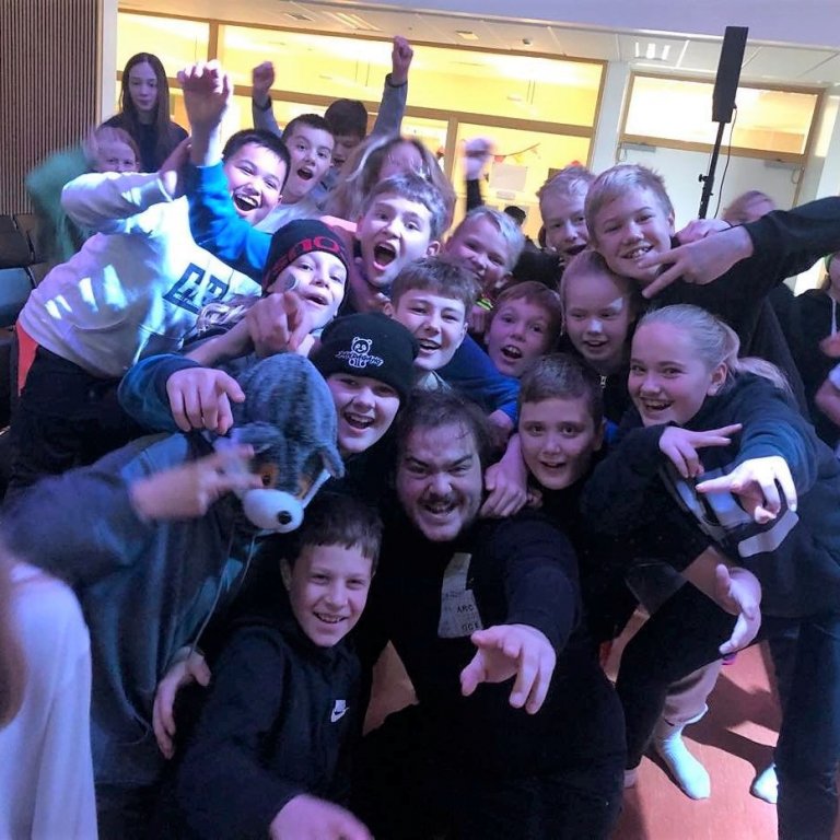 Glaðir krakkar ásamt Villa Neto sem tók þátt í fræðslunni.